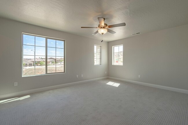 Building Photo - Modern 2018-Built Home with Main-Floor Primary Suite