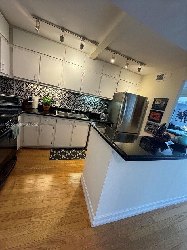 Building Photo - 150 SE 25th Rd