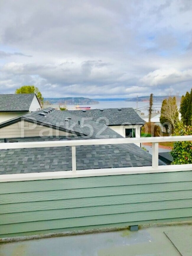 Building Photo - 3 Bedroom Single Family Home - Views!