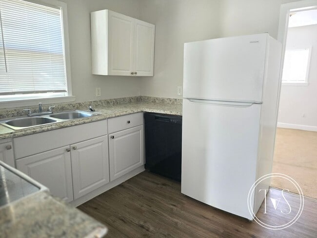 Building Photo - RATE DROP ALERT (was $1900/month)!