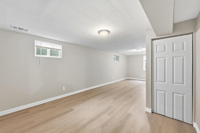 Building Photo - $2,240.95 with $300 Off the First Month's Rent, 5 Beds - 2 Bath, Triplex in Littleton with Shared...
