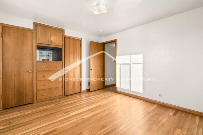 Building Photo - Spacious Duplex with Central AC and Washer...