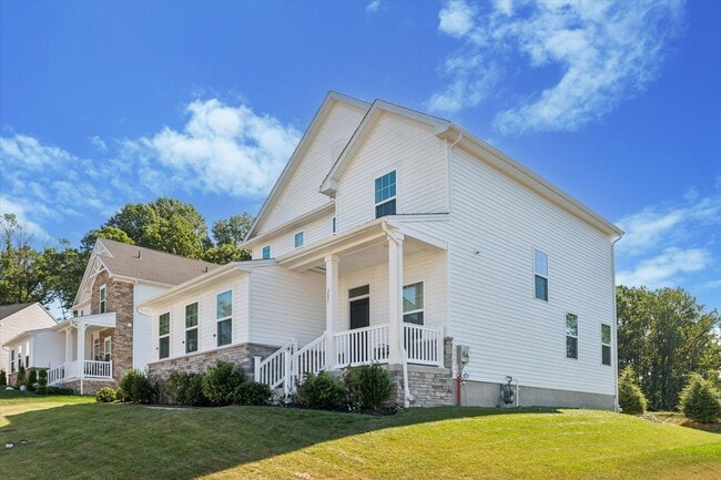 Building Photo - Beautifully Upgraded 4B/3.5B Home with Dec...