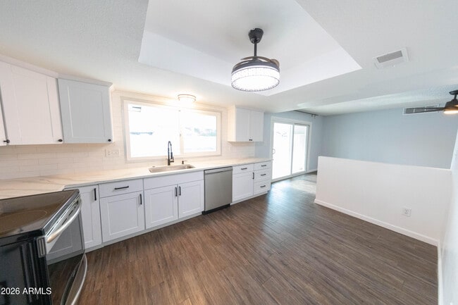 Building Photo - 2625 S Los Feliz Dr