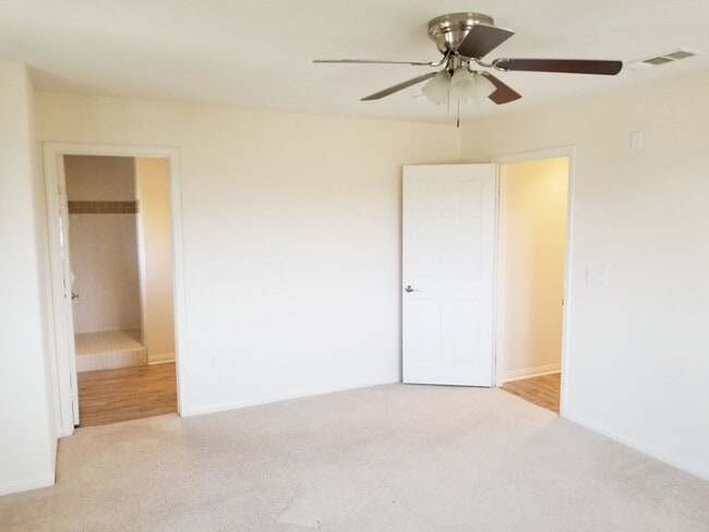 Building Photo - Spacious Condo 3 bedrooms, 2 bathrooms Built 2016