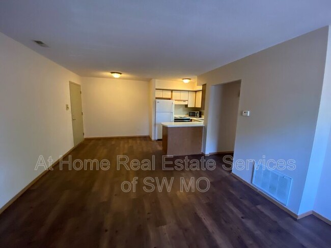 Building Photo - 2850 S Rogers Ave