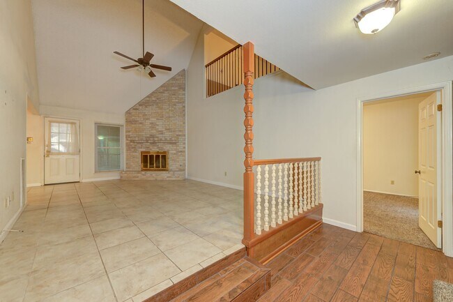 Building Photo - Charming Home with Vaulted Ceilings & Loft Near 281 & Bitters