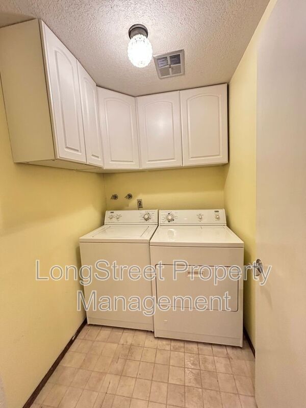 Building Photo - 3572 NW Satinwood St