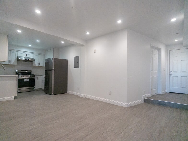 Living Area-Kitchen Area Combo - 38 Miriam St