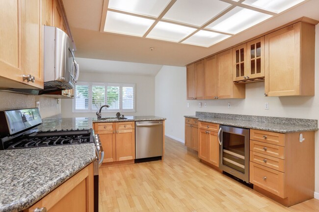 Building Photo - 3 Bed / 2.5 Bath bright and spacious home ...