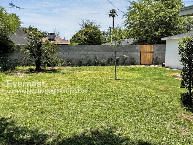 Building Photo - 801 W Earll Dr