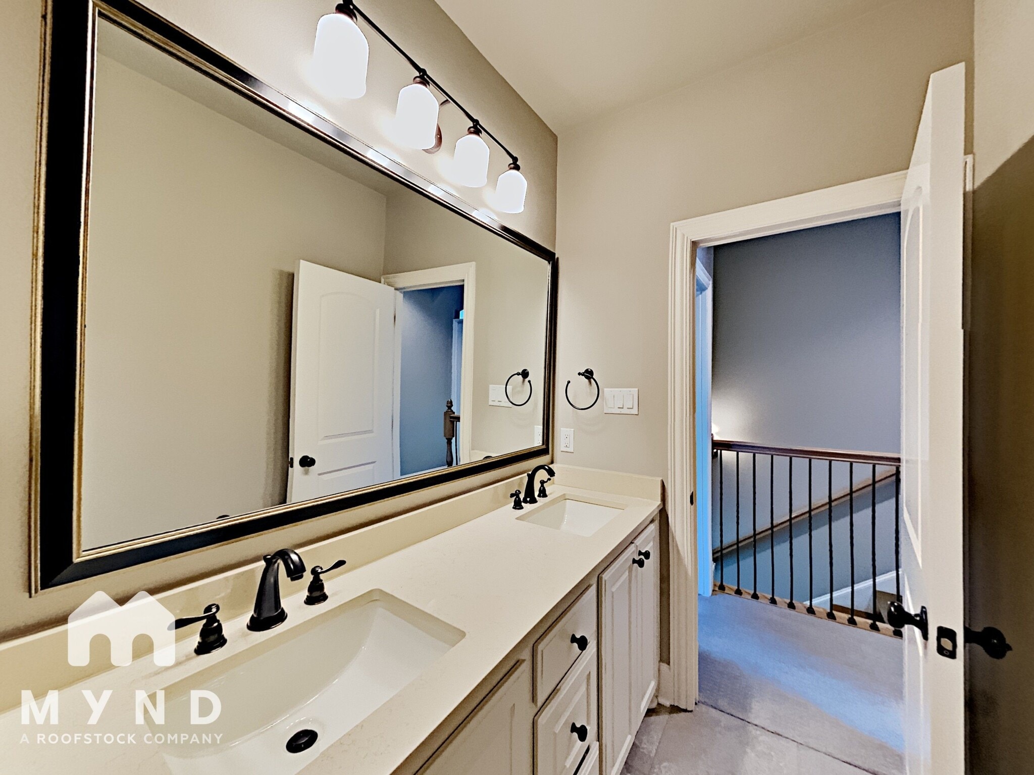 Building Photo - 10 Center Ct