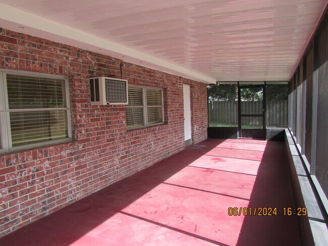 Building Photo - 211 W Laila Dr