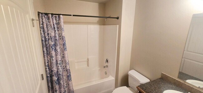 Building Photo - Beautiful 2 bedroom, 2 bath condo in a fab...