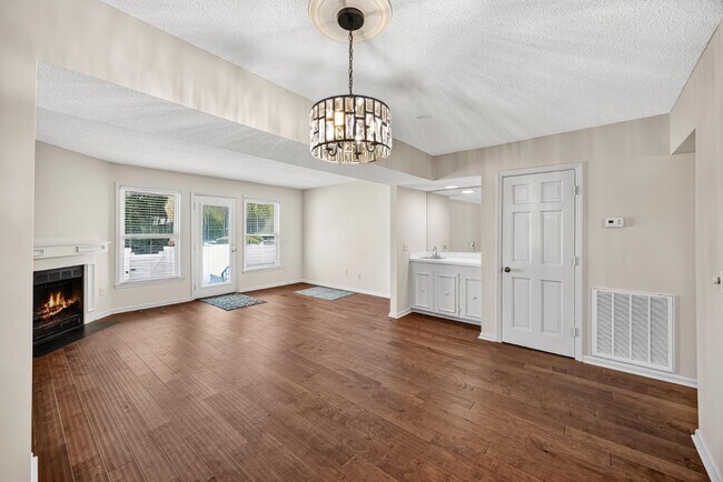Building Photo - 850 Colony Dr