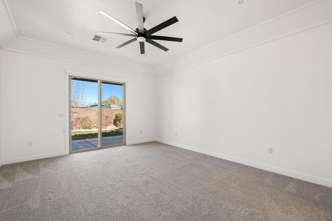 Building Photo - 6 Bed, 4 Bath with RV Parking and No HOA in Sycamore — Available Now!