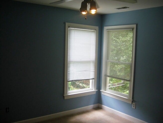 Building Photo - Pre-lease now for April!