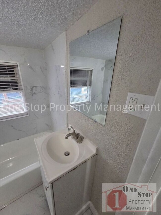 Building Photo - Beautiful 5 Bedroom 2 Bathroom in Kansas City!