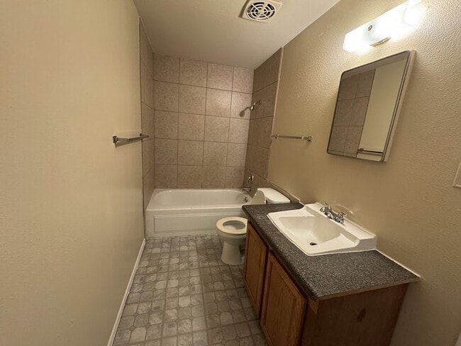 Building Photo - Holiday Gardens Townhome