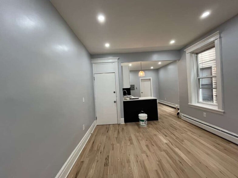 Building Photo - 95 Bostwick Ave