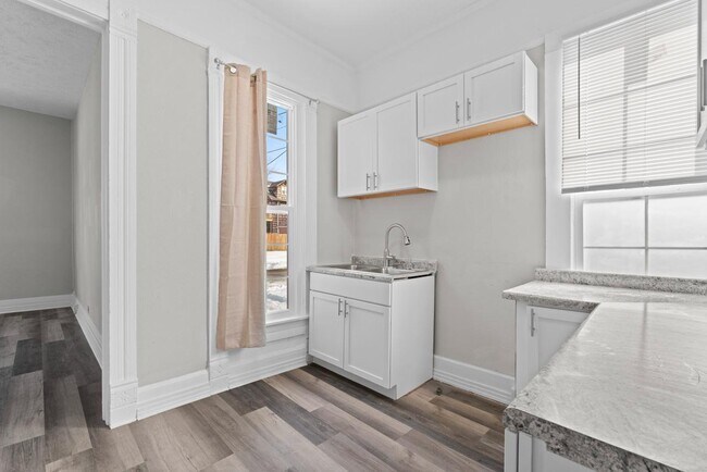 Building Photo - 111 S Vine St