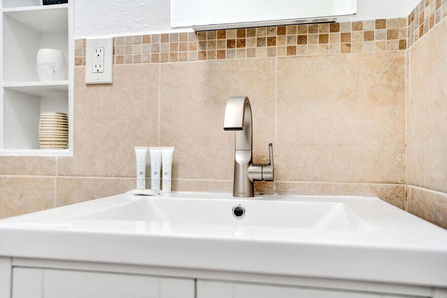 Building Photo - 101 Lucerne Ave