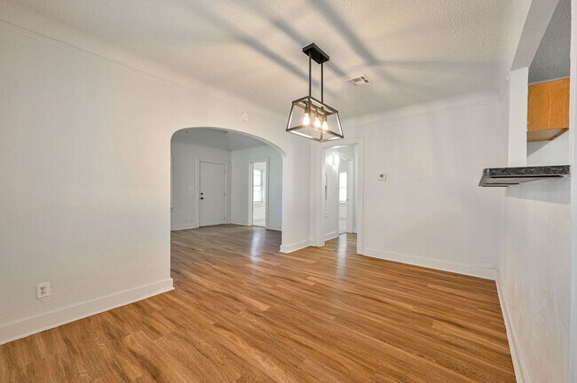 Building Photo - 2209 N Bath Ave