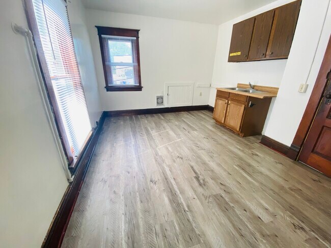 Building Photo - 216 Fairchild St