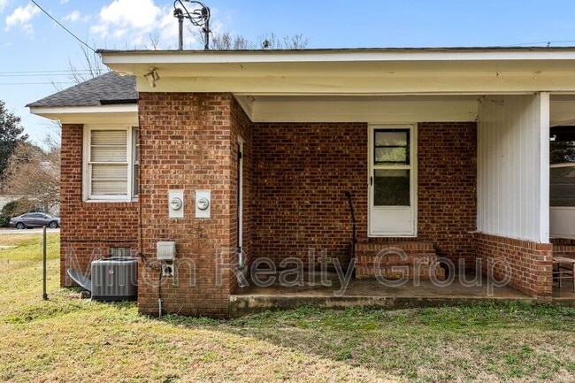 Building Photo - 204 McNeil St