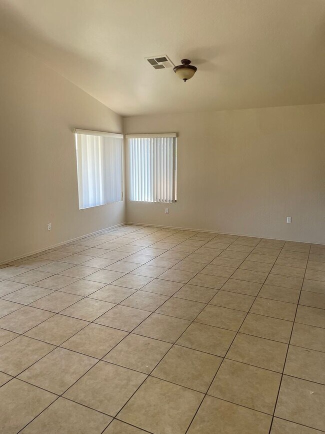 Building Photo - 3 Bedroom - 2 story corner lot - Glendale ...