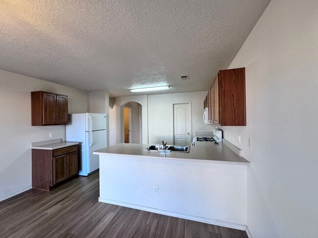 Building Photo - 3 bed 2 bath 2300 sq ft home-New Carpet