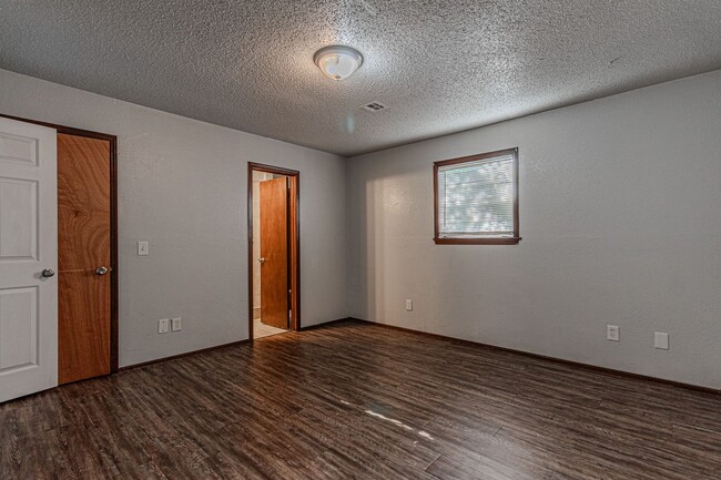 Building Photo - 3 Bed 2 Bath in OKC!
