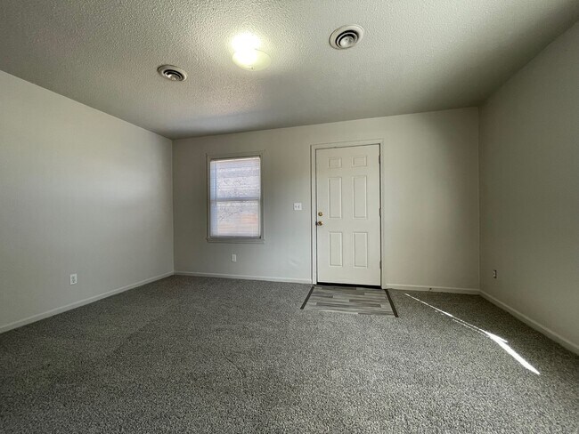 Building Photo - 317 W 18th St