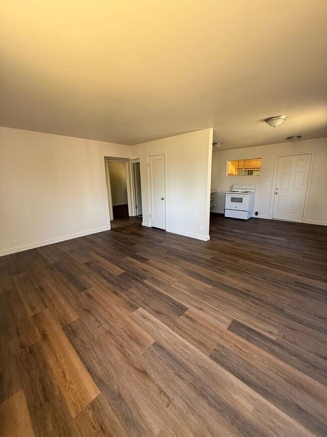 Building Photo - Newly Updated Cottage in Coquille