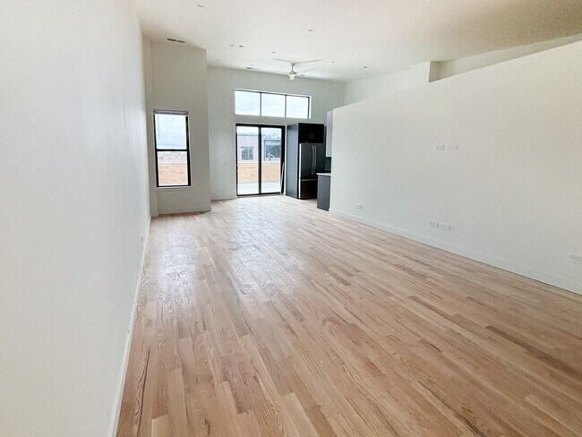Building Photo - Spectacular 3 Bed/3 Bath Penthouse Apartment in prime Lincoln Park Location. Semi-Private Elevato...
