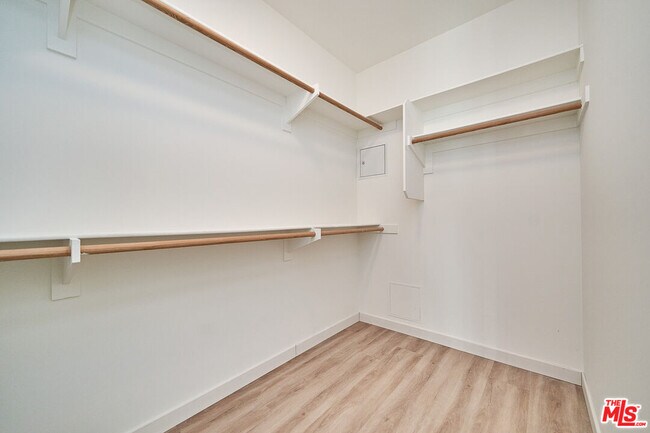 Building Photo - 3223 W 6th St