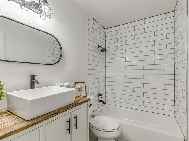 Building Photo - 906 E Comanche St