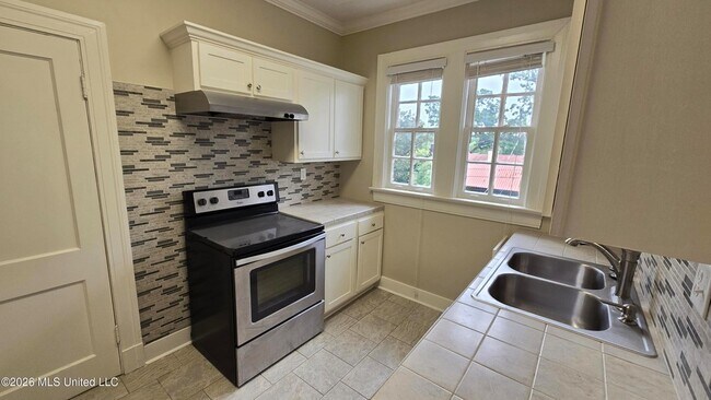 Building Photo - 785 Pinehurst St