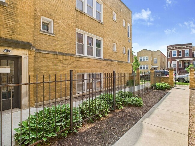 Building Photo - 4338 W Kamerling Ave