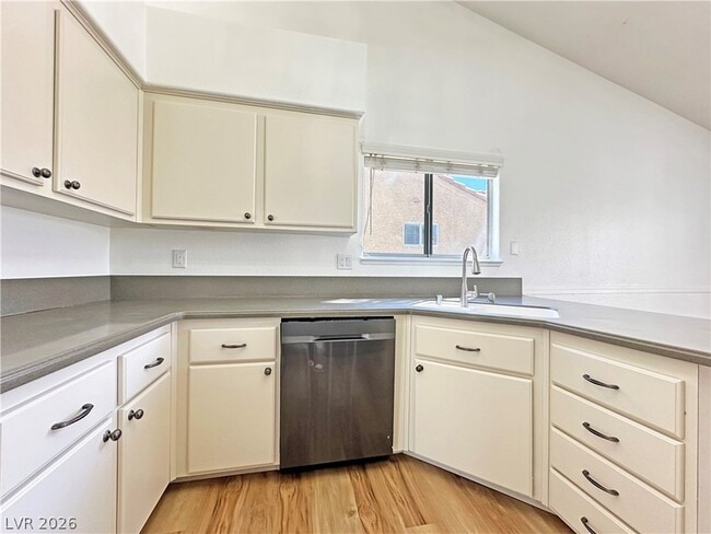 Building Photo - 2746 Sandalwood Ave