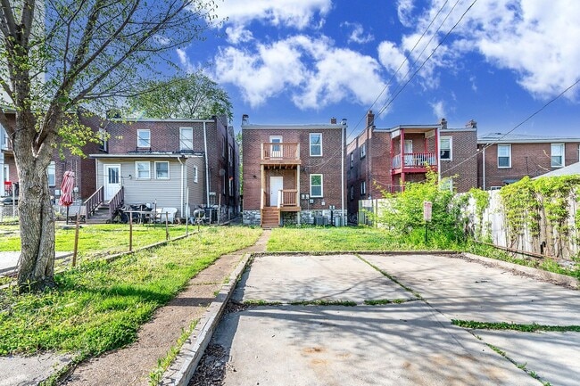 Building Photo - 3953 Tholozan Ave