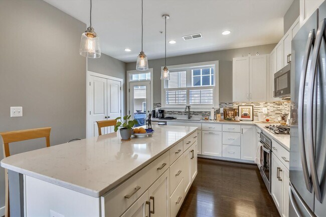 Building Photo - GREAT LOCATION!! Stunning 3BD/3.5BA luxury 4-level townhouse!