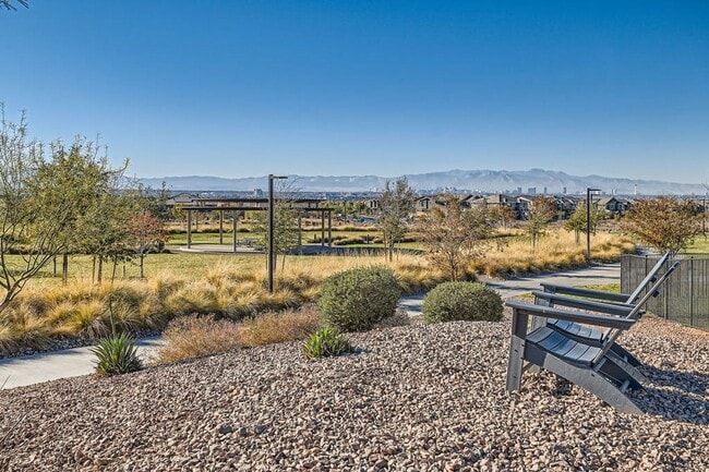 Building Photo - 4 Bed 3 Bath Luxury FURNISHED Home for Rent!
