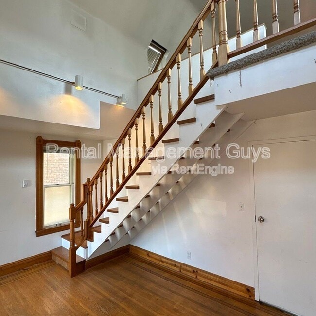 Building Photo - 2647 Girard Ave S
