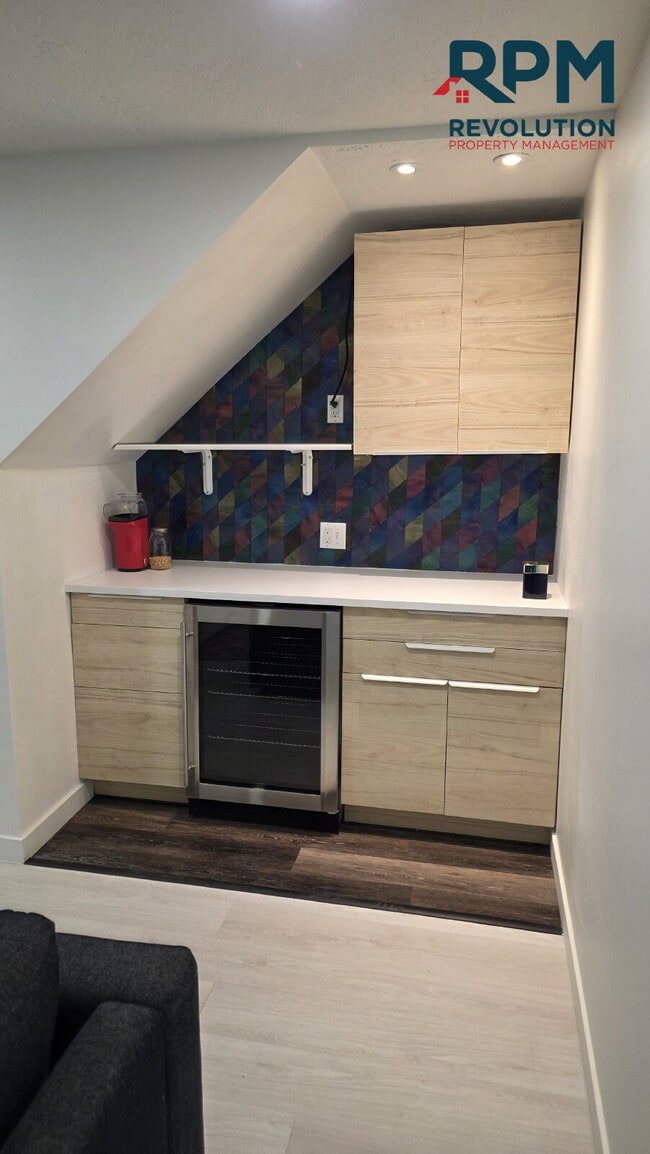 Building Photo - "Charming 2-Bedroom Retreat with Stunning Views on Mountain Side Drive!"