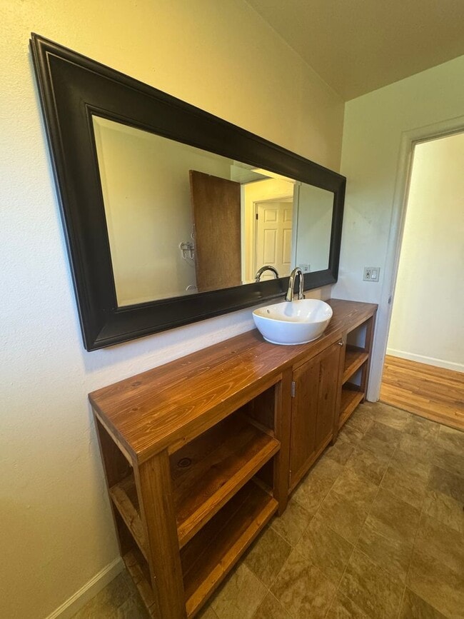 Building Photo - 3 bed 1 bath with large back yard - sewer ...