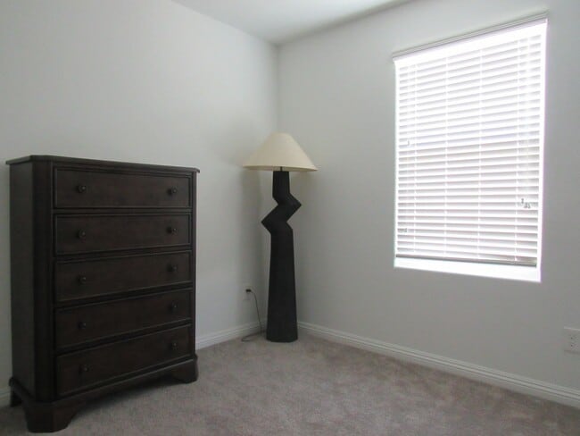 Building Photo - 3 Bedroom Townhome located near Nellis Base!