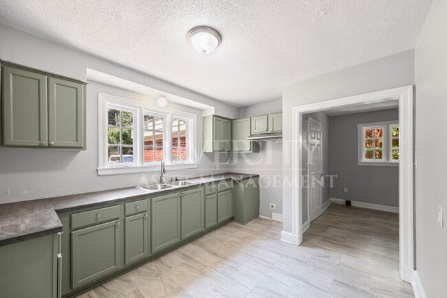 Building Photo - HUGE 4 BED 2 BATH PROPERTY!!!!!! SECTION 8...