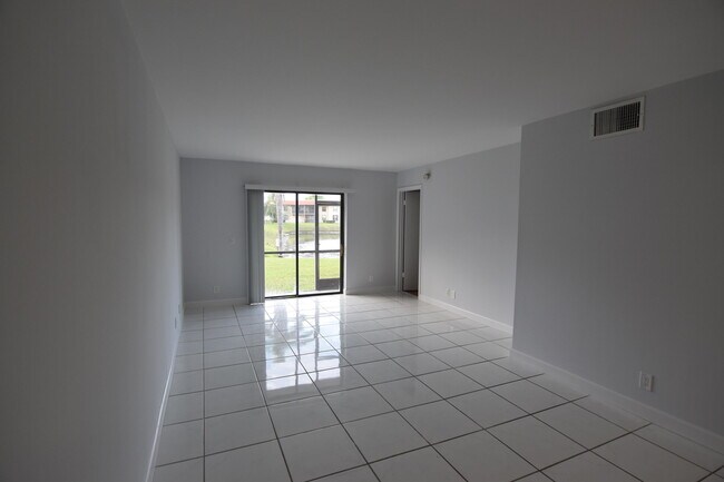 Building Photo - 21895 Lake Forest Cir