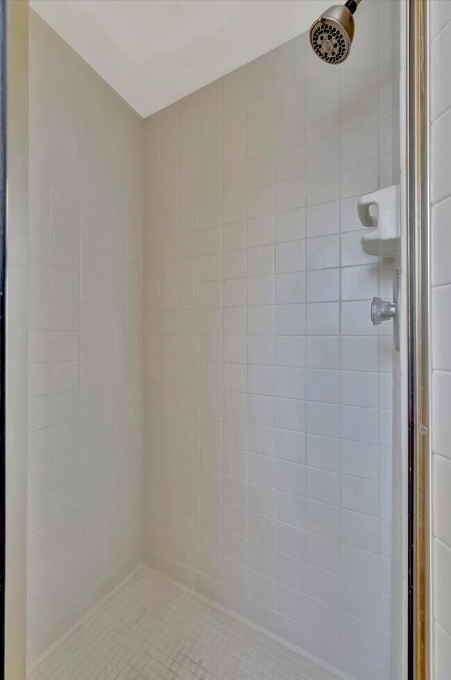 Building Photo - Beautiful 3-Bed / 2 Bath Pool Home in Sara...